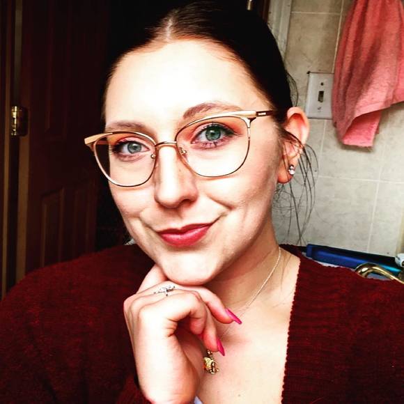 Profile Picture of April Elizabeth (@apenator94) on Poshmark