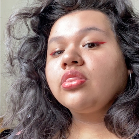 Profile Picture of Ari Ramos (@ari_ramos) on Poshmark