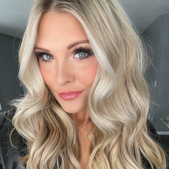 Profile Picture of Vanessa Rutter (@vanessarutter) on Poshmark