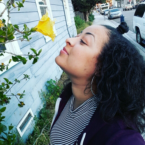 Profile Picture of Amanda Maxie (@amandaglamz) on Poshmark