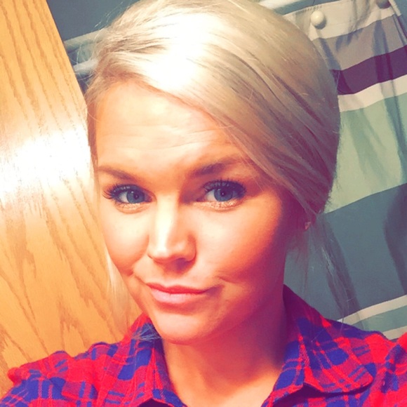 Profile Picture of Jenny Hoyt (@jen_01) on Poshmark