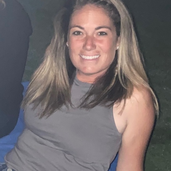 Liz Fernandes - Poshmark Profile Picture of Liz Fernandes (@golfer2365) on Poshmark