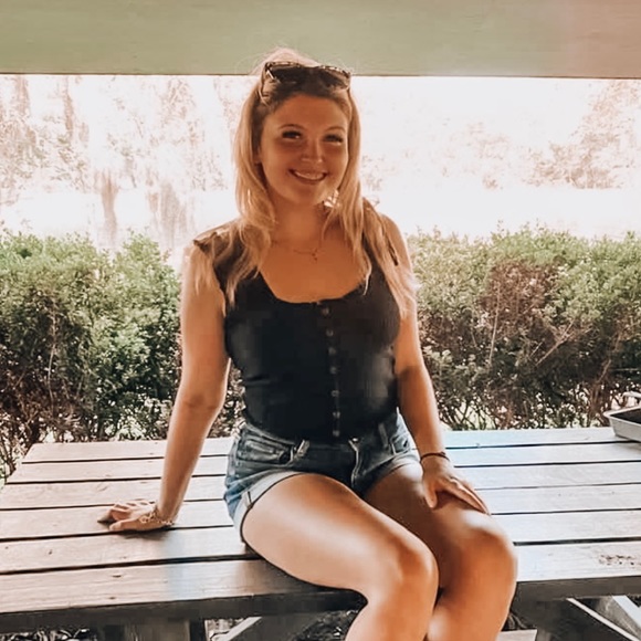 Profile Picture of Kylee Sinor (@kylleedanielle) on Poshmark