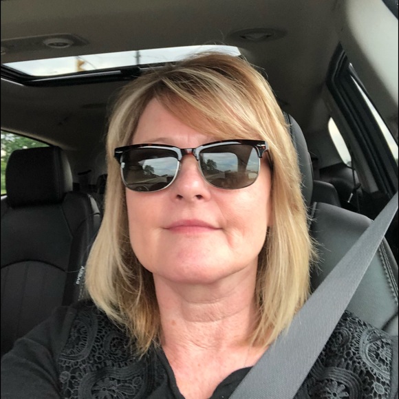 Profile Picture of Linda Wulff (@lindawulff60) on Poshmark