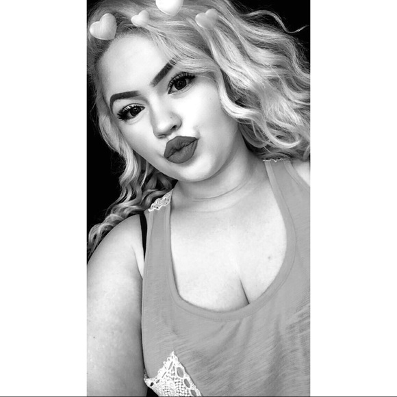 Profile Picture of Lacey Hendrix (@laceyhendrixx) on Poshmark