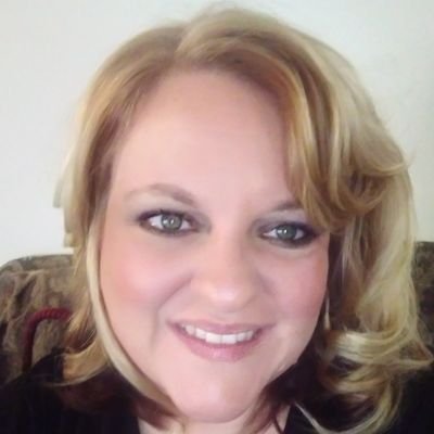 Profile Picture of Karen Baugh Hall (@karenelaine1977) on Twitter