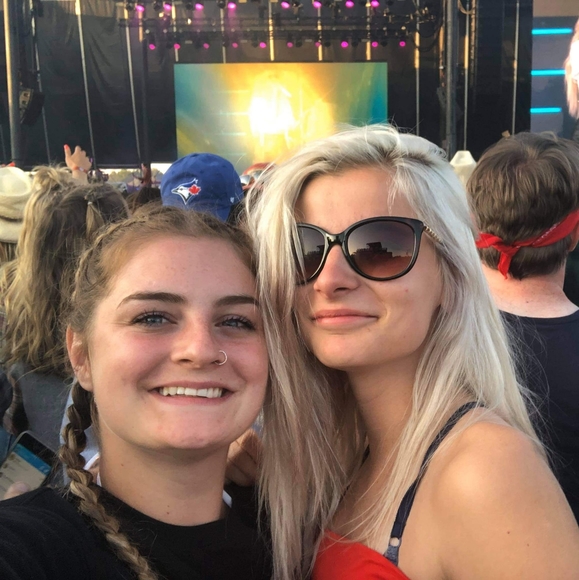 Profile Picture of Courtney Belleau (@courtneybelleau) on Poshmark