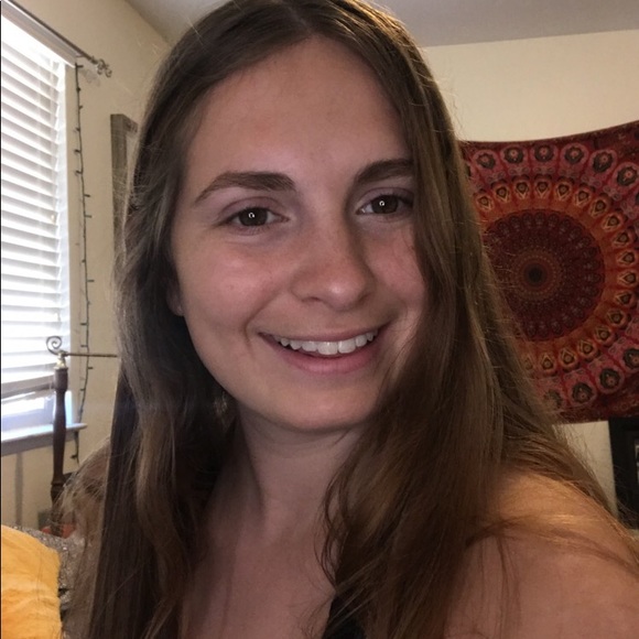 Profile Picture of Amanda Travers (@a_travers) on Poshmark