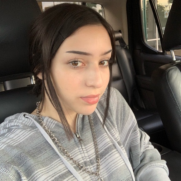 Profile Picture of Chloe Suarez (@chloemsua) on Poshmark