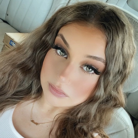 Profile Picture of Kylee Bertholomey (@bertholomeyk) on Poshmark