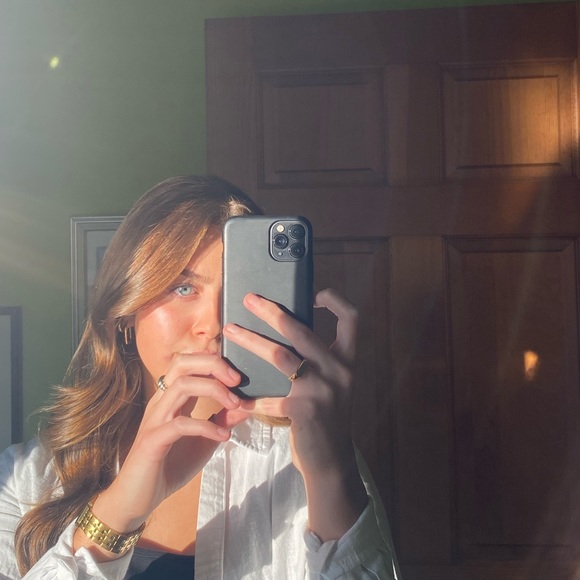 Profile Picture of Liv Kenrick (@oliviakenrick) on Poshmark