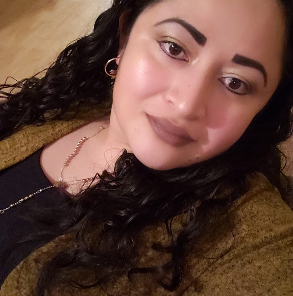 Profile Picture of Karla Interiano (@interiano_karla) on Poshmark