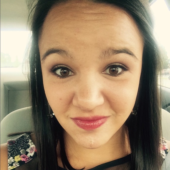 Profile Picture of Rachel Trampler (@retrampler) on Poshmark