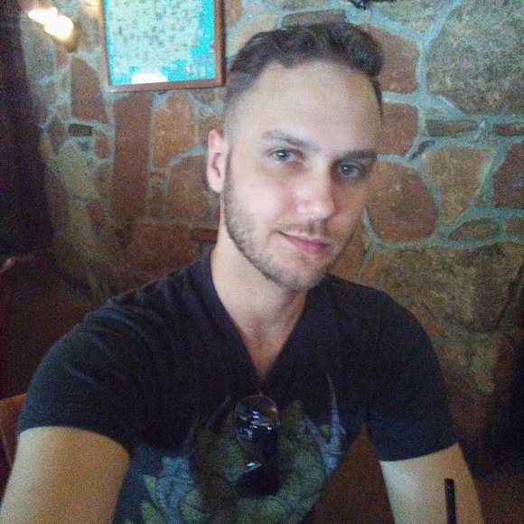 Profile Picture of Derek Zimmerle (@derekzimmerle12) on Poshmark