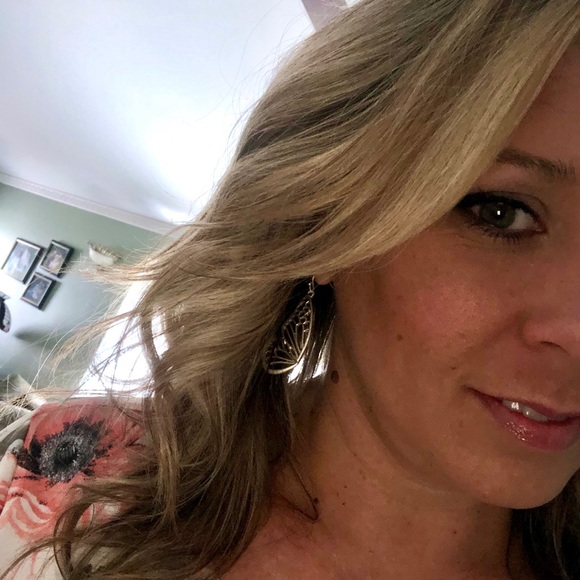 Profile Picture of Mindy Brailer (@minlynn82) on Poshmark