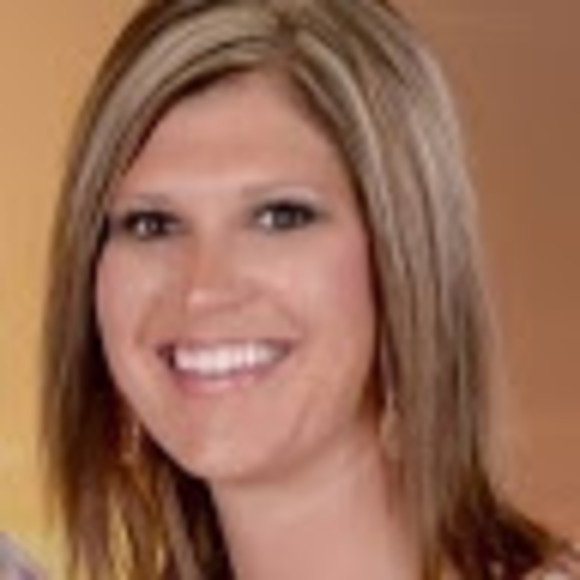 Profile Picture of Lindsey Swiech (@lswiech) on Poshmark