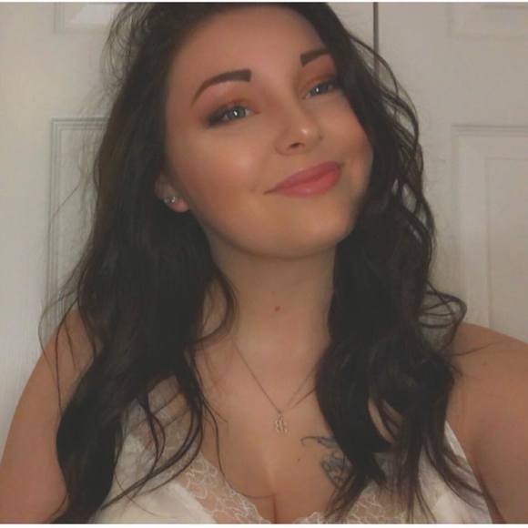 Profile Picture of Bailey Mathews (@bailsamanda1) on Poshmark