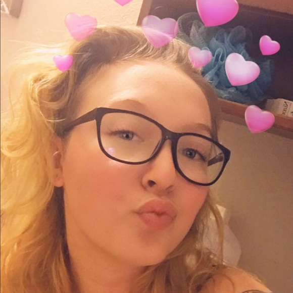 Profile Picture of Melissa Gillenwater (@melissaadeline) on Poshmark