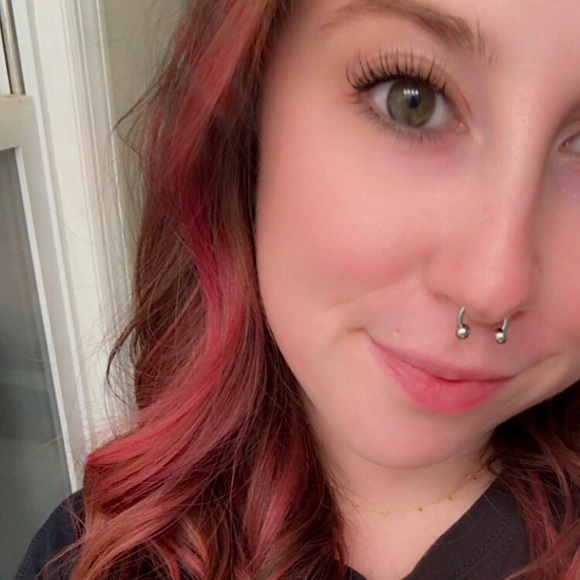 Profile Picture of Kerry Bretton (@longstemroses) on Poshmark