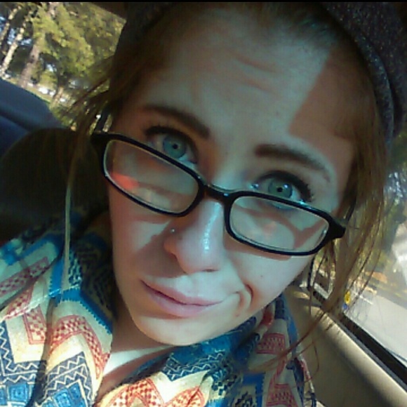Profile Picture of Ashley Gandron (@ashxxx) on Poshmark
