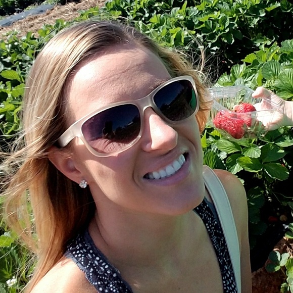 Profile Picture of Danielle Gedney (@dgedney) on Poshmark