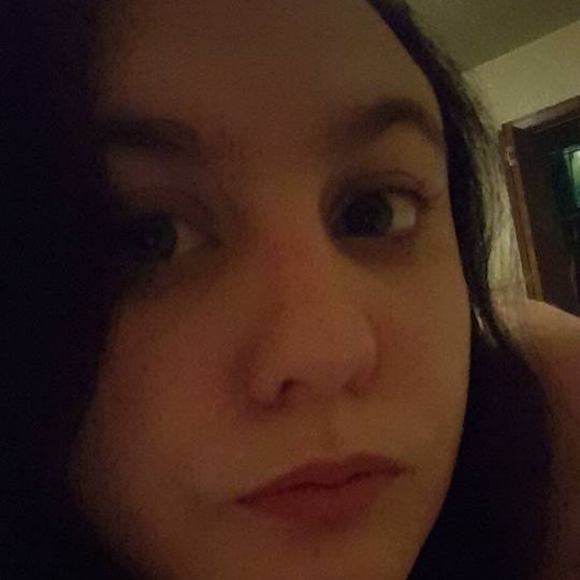 Profile Picture of Leesta Laverty (@leesta) on Poshmark