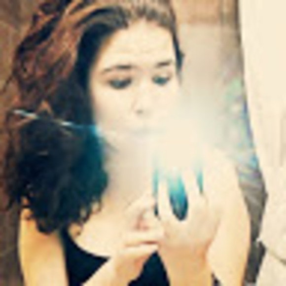 Profile Picture of Andrea Silveira (@andrea_silveira) on Poshmark