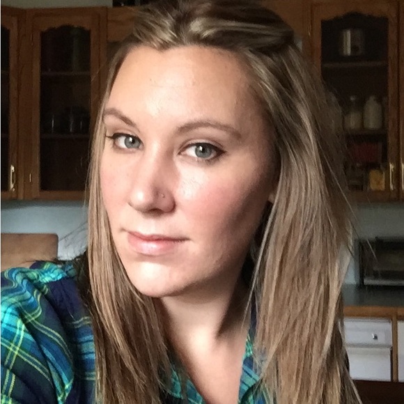 Profile Picture of Allison Hansen (@allisondhansen) on Poshmark