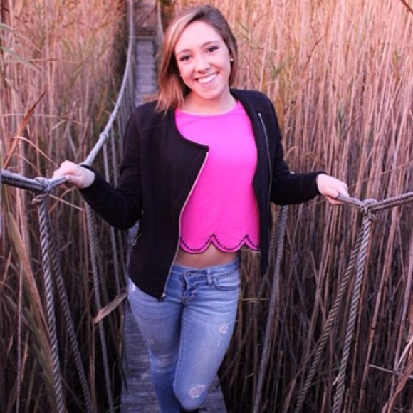 Profile Picture of Shelly Wolfe (@shellywolfe) on Poshmark