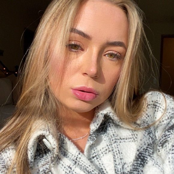 Profile Picture of Hailey Halford (@haileyhalfor164) on Poshmark