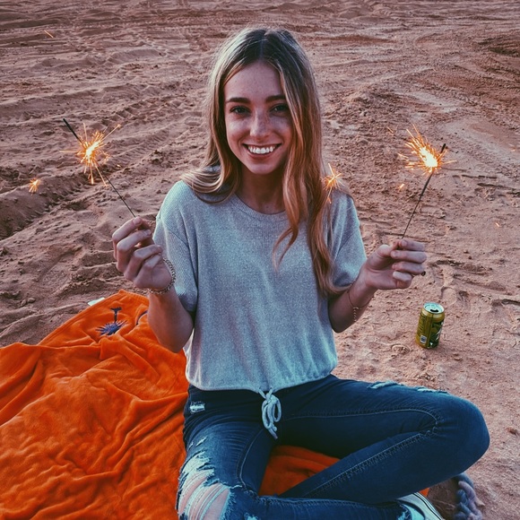 Profile Picture of Lizzy Hayes (@lizzybell9) on Poshmark