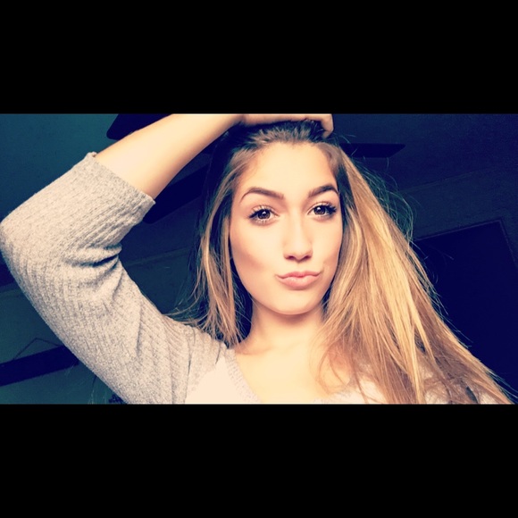Profile Picture of Ariyana Waynick (@ariyanarenee) on Poshmark