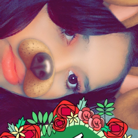 Profile Picture of Ariel Marron (@arimarron2001) on Poshmark