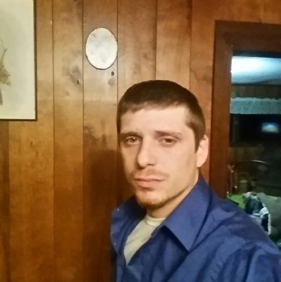 Profile Picture of Quinn Andrews (@quinn_andrews) on Poshmark