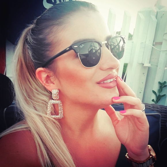 Profile Picture of Karyna Andreea (@karinapolk) on Poshmark