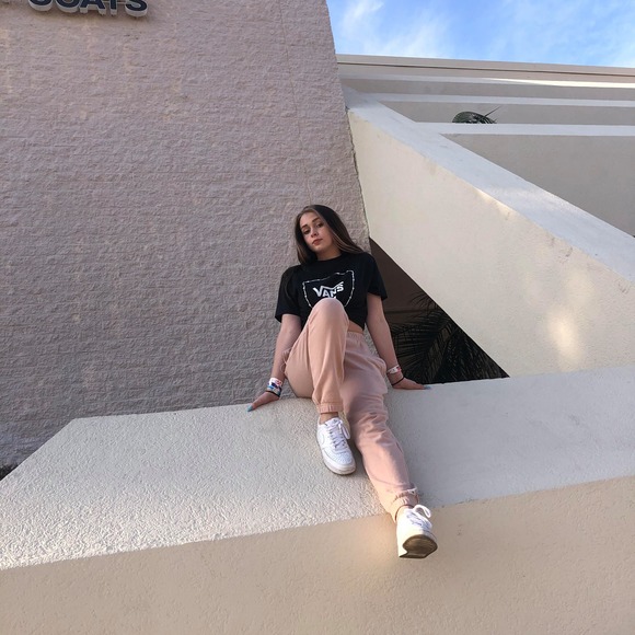 Profile Picture of Haley Kidder (@haleykidder) on Poshmark