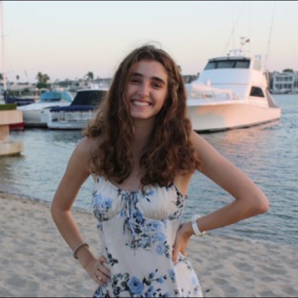 Profile Picture of Lea Ozdere (@leaozdere) on Poshmark