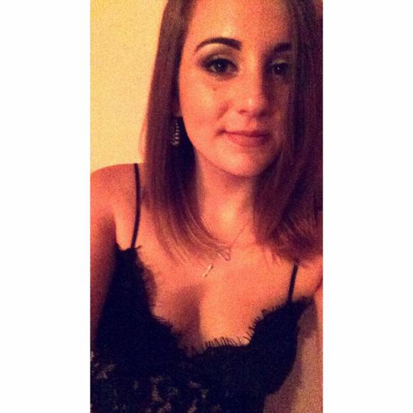 Profile Picture of Amanda Chambers (@amandaxchambers) on Poshmark