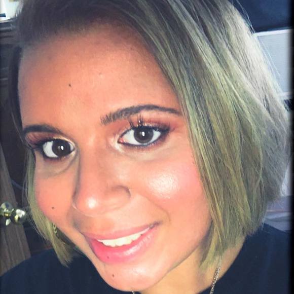 Profile Picture of Smile Yary (@yary360) on Poshmark