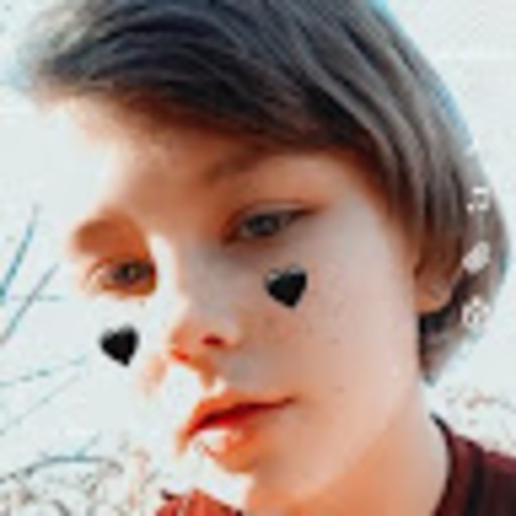 Profile Picture of Luna Sulipeck (@sulipeckluna) on Poshmark