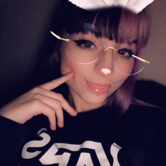 Profile Picture of Rae Edwards (@raethegr8) on Poshmark