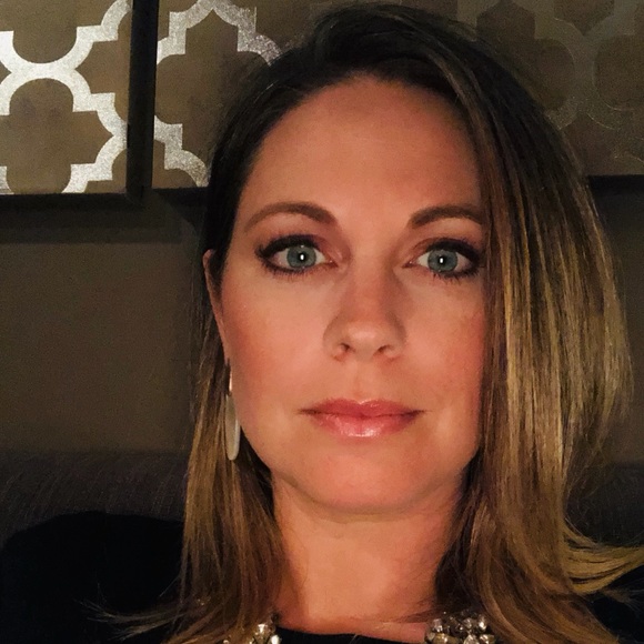 Profile Picture of Amanda Ozinga (@aoinchicago) on Poshmark