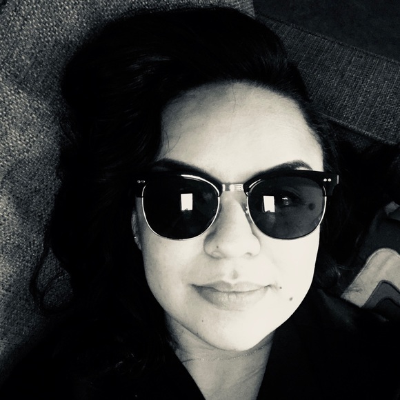 Profile Picture of Christina Anzures (@chrisanzu) on Poshmark