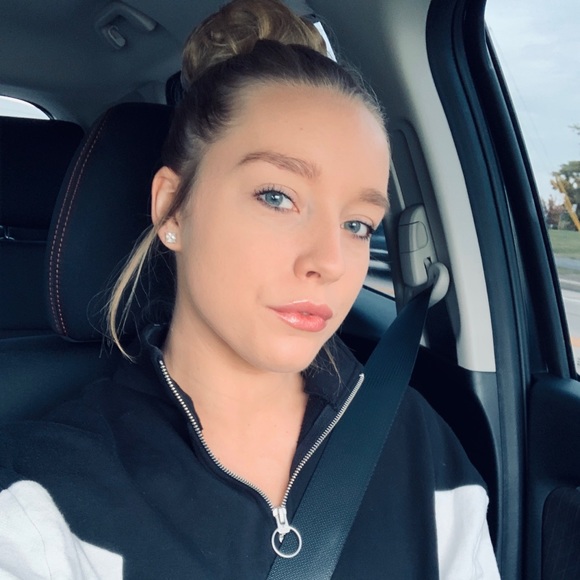 Profile Picture of Bryanna Schneider (@bmschneider95) on Poshmark