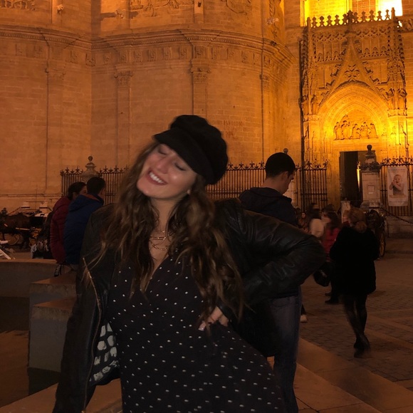 Profile Picture of Amy Andre (@amyandre581) on Poshmark