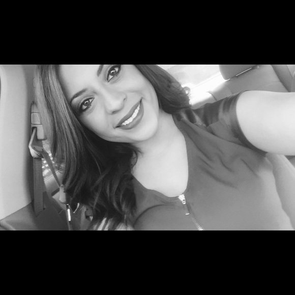 Profile Picture of Bianca Porras (@bporras8995) on Poshmark