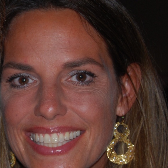 Profile Picture of Julie Staubo (@juliestaubo) on Poshmark