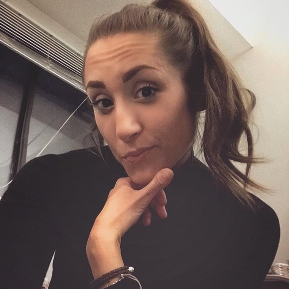 Profile Picture of Stephannie Dee (@stephanniedee) on Poshmark