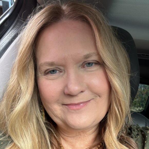 Profile Picture of Debbie Nester (@debbienester) on Poshmark