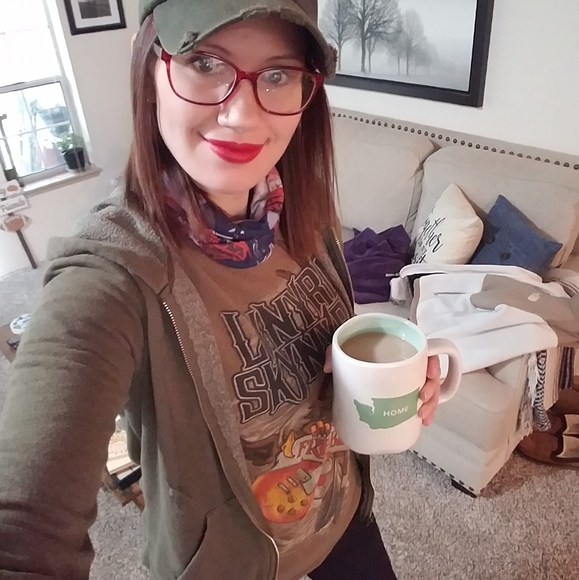 Profile Picture of Alexia Schmidt (@alethomp) on Poshmark